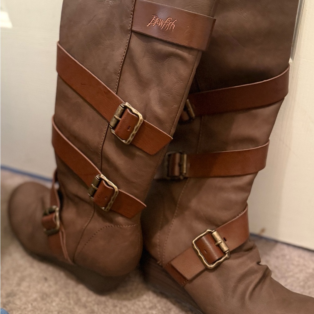 Blowfish - wedge coffee text boots